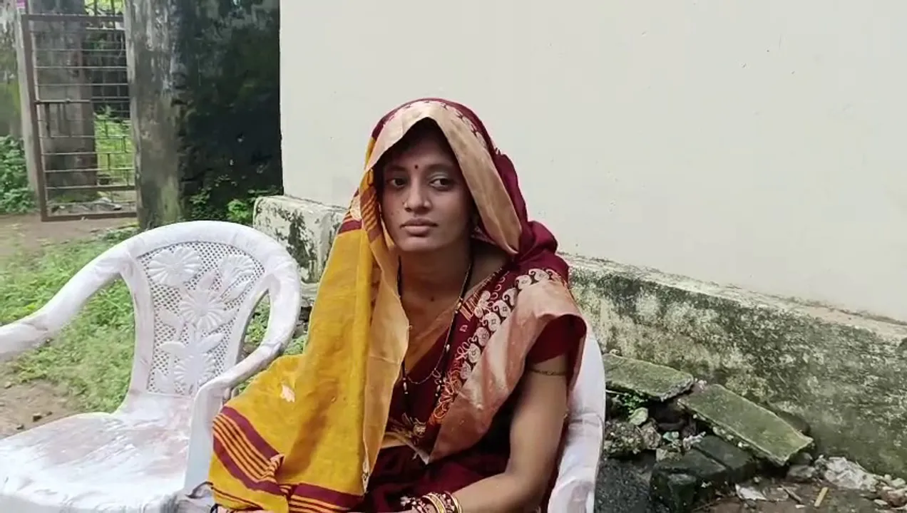  ନ୍ୟାୟ ପାଇଁ ୨ଛୁଆଙ୍କୁ ଧରି ଶାଶୂ ଘର ଆଗରେ ଧାରଣା : ମହିଳାଙ୍କୁ ଭେଟିଲେ ଅନ୍ତର୍ଜାତୀୟ ମାନବ ଅଧିକାରୀ ସଦସ୍ୟ ପାର୍ବତୀ ବେହେରା
