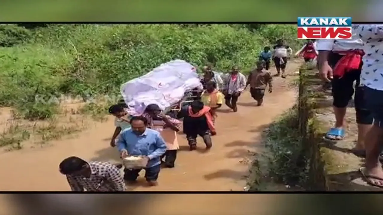  ଆଣ୍ଠୁଏ ପାଣିରେ ବୁହାହେଲା କୋକେଇ : ଗାଁକୁ ରାସ୍ତା ନଥିବାରୁ ଅନ୍ତିମ ସଂସ୍କାର ପାଇଁ ଶବକୁ ପାଣି ଭିତରେ ନେଲେ ପରିବାର
