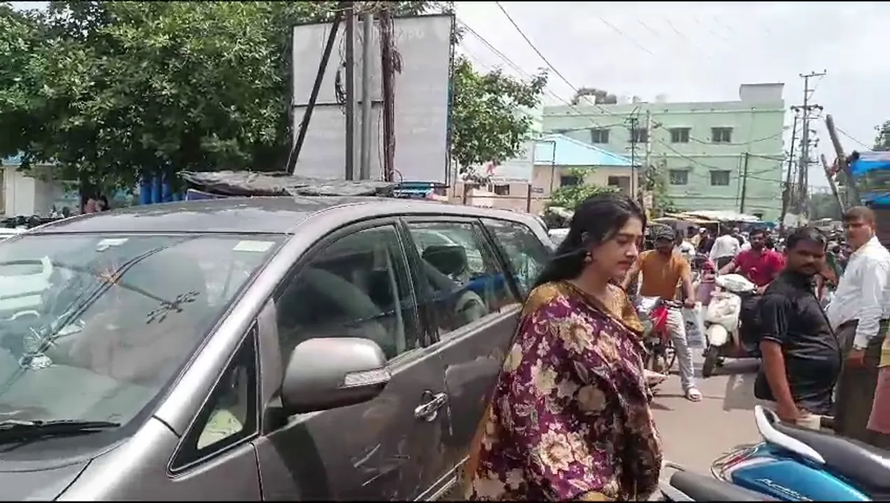  କଟକ ଏସଡିଜେଏମ୍ କୋର୍ଟରେ ବର୍ଷା ପ୍ରିୟଦର୍ଶିନୀ । ଘରୋଇ ହିଂସା ମାମଲାରେ ଆଜି ବର୍ଷା-ଅନୁଭବଙ୍କର ହେବ କାଉନସେଲିଂ 