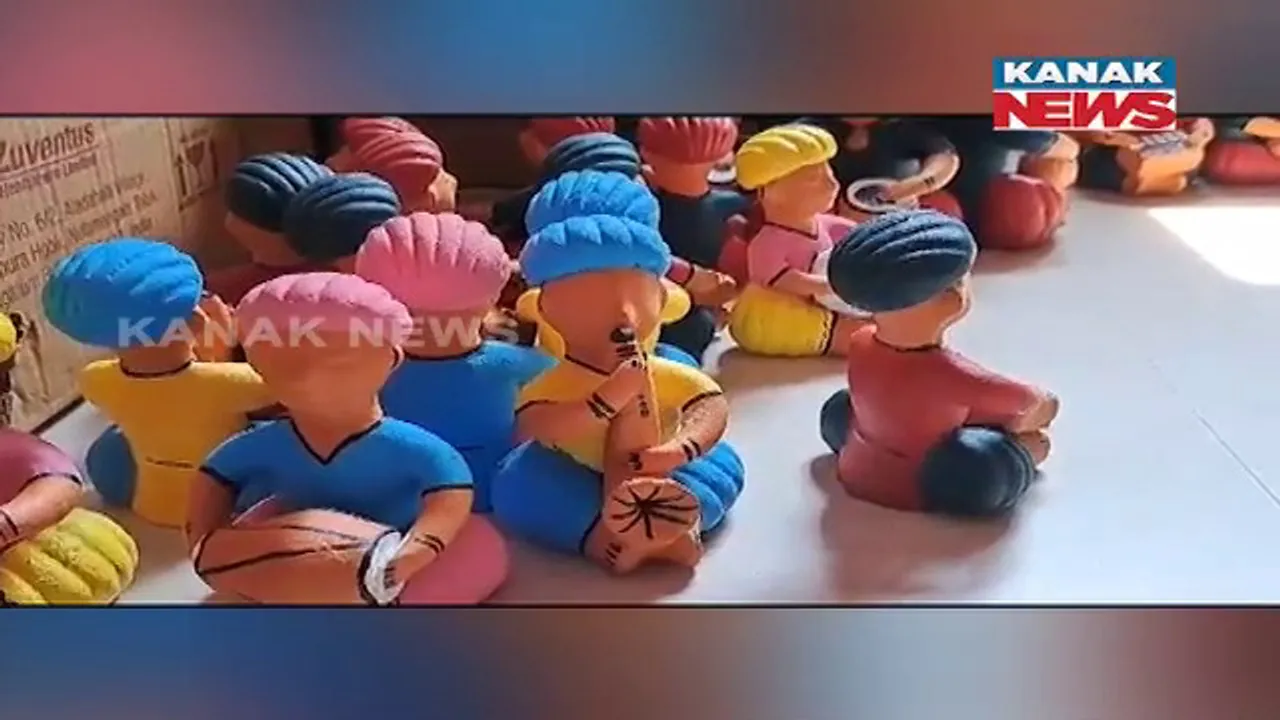  ମାଟିରେ ତିଆରି ହେଉଛି କପ୍, ଗ୍ଲାସ୍, କଳସୀ ଓ କଣ୍ଢେଇ: ଏହାକୁ ଏକ ଶିଳ୍ପ ଭାବେ ଗ୍ରହଣ କରି ଆତ୍ମନିର୍ଭର ହୋଇଛନ୍ତି କେନ୍ଦ୍ରାପଡ଼ା ମହାକାଳପଡା ଅଂଚଳର ନିରଂଜନ ବେହେରା 