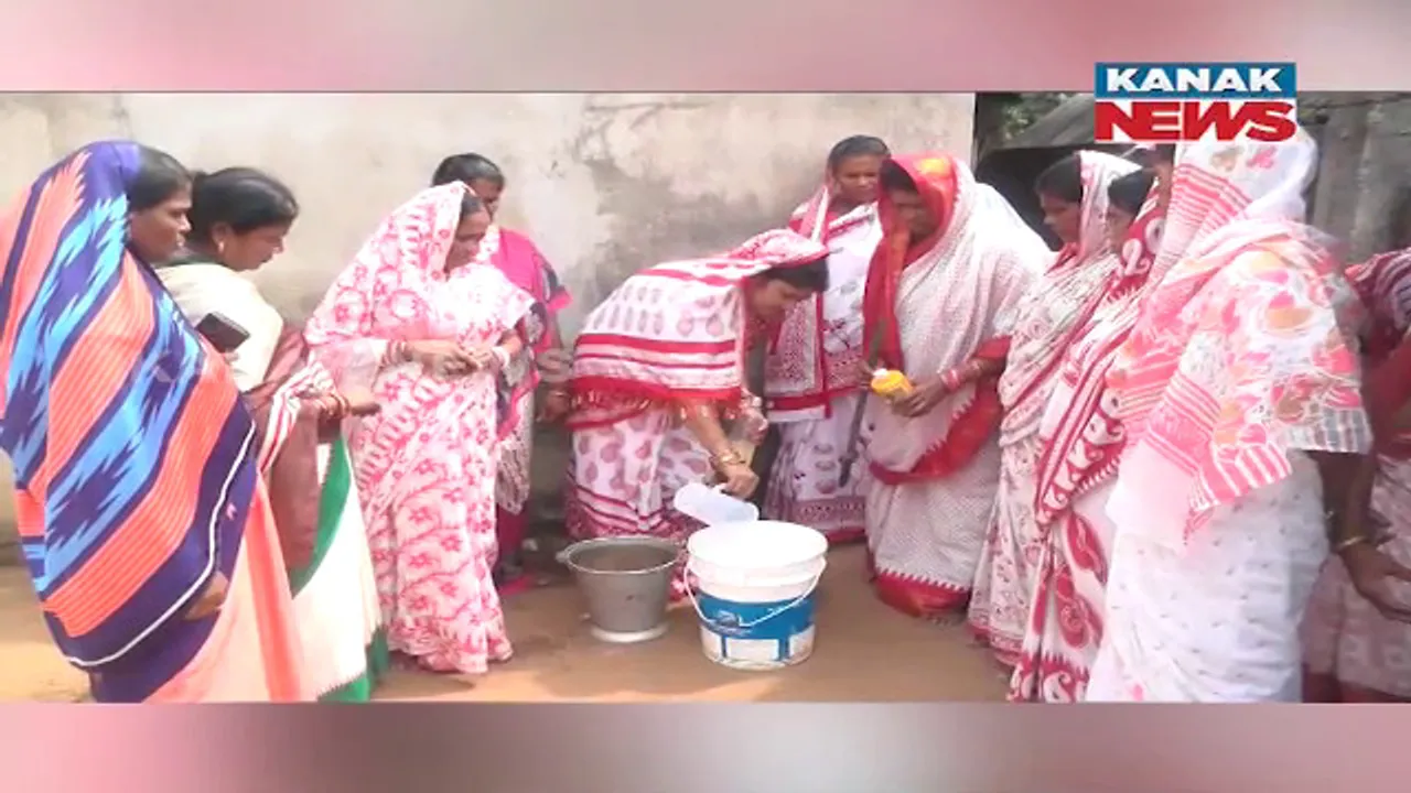  ଫିନାଇଲ ଦେଇଛି ପରିଚୟ: କୃଷ୍ଣପ୍ରସାଦ ନୂଆଗାଁର ୧୫ ଜଣ ମହିଳା ଏକାଠି ହୋଇ ପ୍ରସ୍ତୁତ କରୁଛନ୍ତି ଫିନାଇଲ