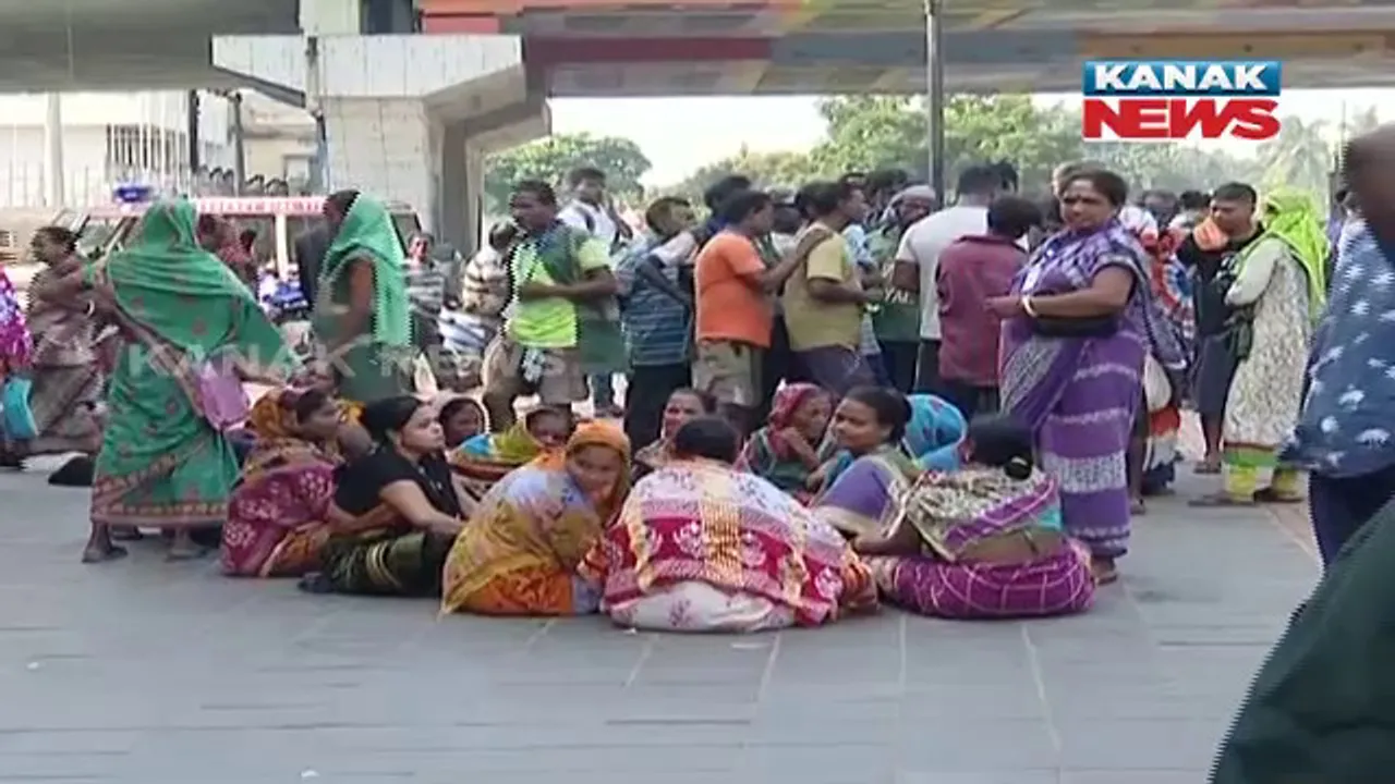  ରାଜଧାନୀରେ ସଫେଇ କର୍ମଚାରୀଙ୍କ ଧର୍ମଘଟ : ବିଏମସି ଓ ଏଜେନ୍ସି ବିରୋଧରେ ହେଲେ ଏକାଠି; ଠିକା ସଂସ୍ଥା ଶୋଷଣ କରୁଥିବା ଅଭିଯୋଗ