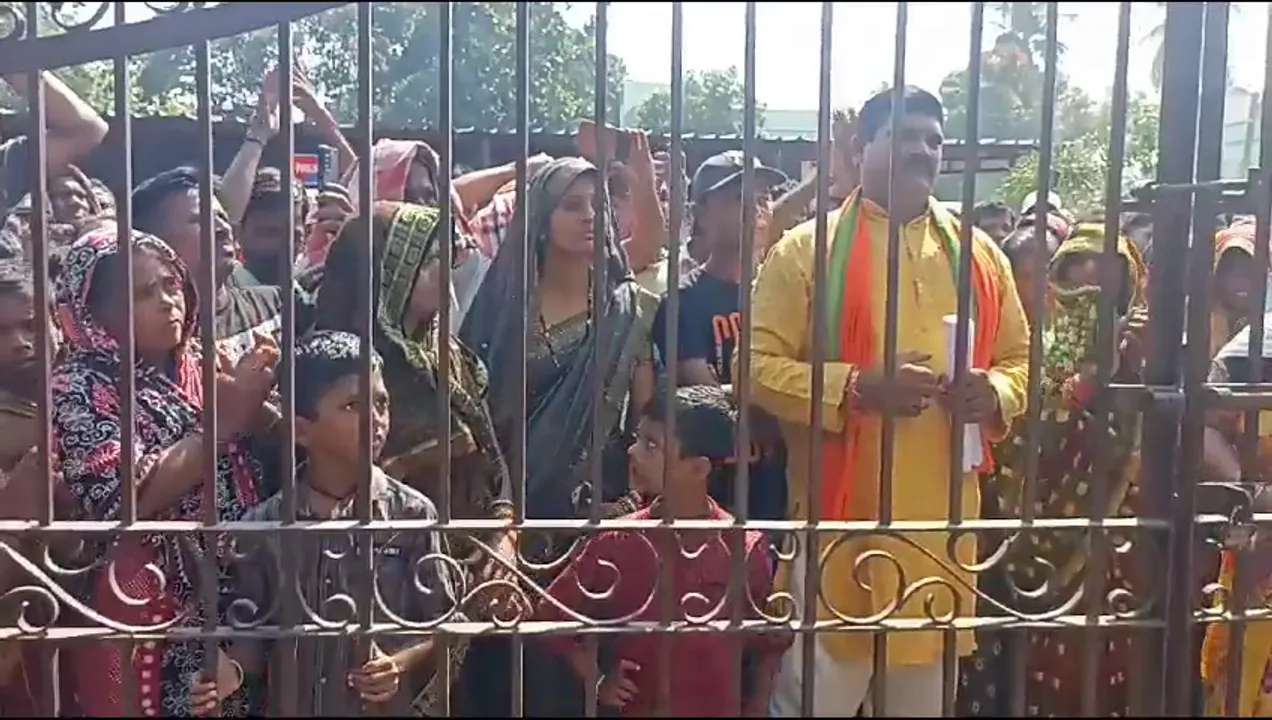  ବୋହୂକୁ ନ୍ୟାୟ ଦେବା ପାଇଁ ମେଳି ବାନ୍ଧିଲେ ଗାଁଲୋକ : ୧୪ ଦିନ ଧରି ନ୍ୟାୟ ଦାବିରେ ଧାରଣାରେ ବସିଥିଲେ ବି ଶୁଣିଲେନି ଶାଶୁଘର ଲୋକ