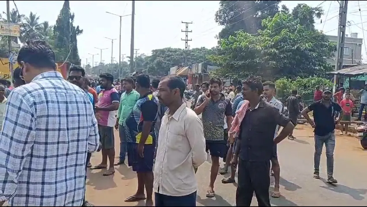  ସ୍କୁଟିକୁ ଧକ୍କା ଦେଲା ଟ୍ୟାଙ୍କର : ୫ବର୍ଷ ପୁଅର ମୃତ୍ୟୁ, ମା’ ଗୁରୁତର ଆହତ; ଗାଁ ଲୋକଙ୍କ ରାସ୍ତାରୋକ