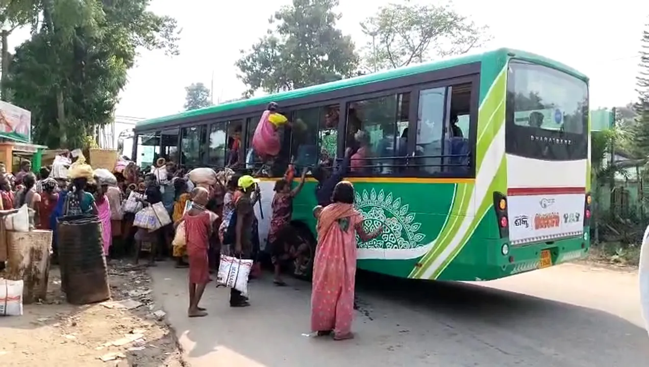  ଲକ୍ଷ୍ମୀ ବସ୍ ଚଢ଼ିବାକୁ ଡହଳବିହକଳ : ବଣ୍ଡା ଯାତ୍ରୀଙ୍କ ମଧ୍ୟରେ ପ୍ରତିଯୋଗିତା; ଝରକା ବାଟେ ବିପଦପୂର୍ଣ୍ଣ ଭାବେ ଚଢ଼ୁଛନ୍ତି ଯାତ୍ରୀ