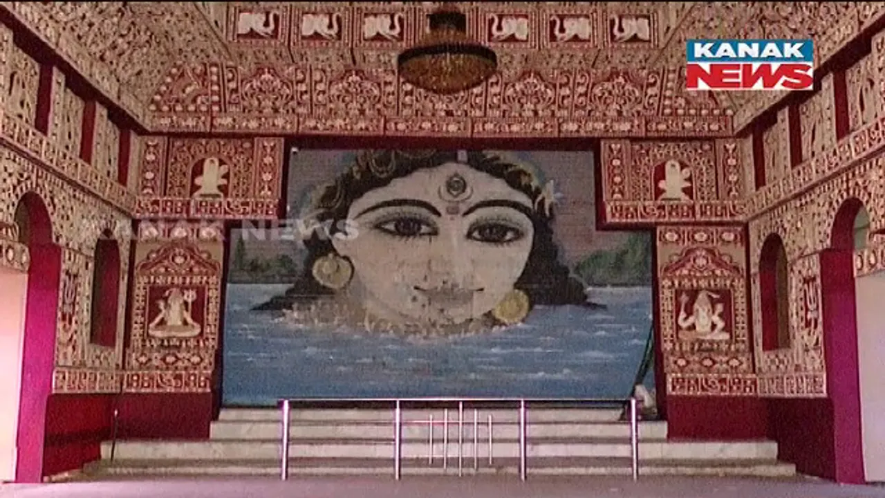  ଚମକୁଛି ଝାରପଡା ଓ ଷ୍ଟେସନ ବଜାର ପୂଜା ମଣ୍ଡପ : କାରିଗରଙ୍କ କଳାକୃତିରେ ଝଲସୁଛି ତୋରଣ