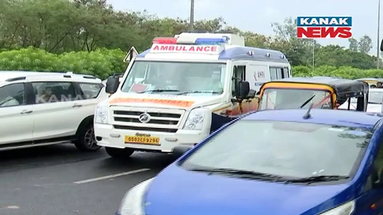  ପୂଜା ପାଇଁ ଅସମ୍ଭାଳ ଭିଡ଼ । ଫସିଲା ଆମ୍ବୁଲାନ୍ସ, ପୋଲିସ ଗାଡ଼ି । ଅଳ୍ପ କିଛି ରାସ୍ତା ଅତିକ୍ରମ କରିବାକୁ ଲାଗୁଛି ଘଣ୍ଟା ଘଣ୍ଟା ସମୟ ।