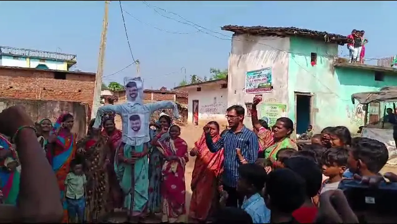  ମନୋଜ ମିଶ୍ରଙ୍କୁ ନେଇ ତେଜୁଛି ଆନ୍ଦୋଳନ । ସାଂସଦ ଅନୁଭବ ମହାନ୍ତିଙ୍କ କୁଶପୁତଳିକା ଦାହ କଲେ ମନୋଜଙ୍କ ସମର୍ଥକ