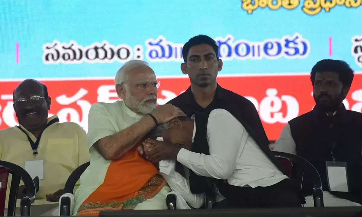  ରାଜନୀତିରେ ରୋଚକ ଦୃଶ୍ୟ: ସଭା ମଂଚ ଉପରେ କାନ୍ଦିଲେ ପଛୁଆ ସମ୍ପ୍ରଦାୟର ନେତା, ଆଶ୍ୱାସନା ଦେଲେ ପ୍ରଧାନମନ୍ତ୍ରୀ ନରେନ୍ଦ୍ର ମୋଦୀ