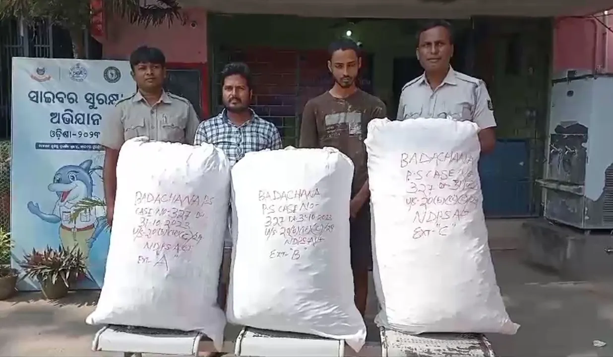  ପୋଲିସ ଠାରୁ ଦୁଇପାଦ ଆଗରେ ଚୋରା ଗଞ୍ଜେଇ ବ୍ୟବସାୟୀ । ଆମ୍ବୁଲାନ୍ସ ଭିତରେ କରୁଥିଲେ ଗଞ୍ଜେଇ ଚାଲାଣ