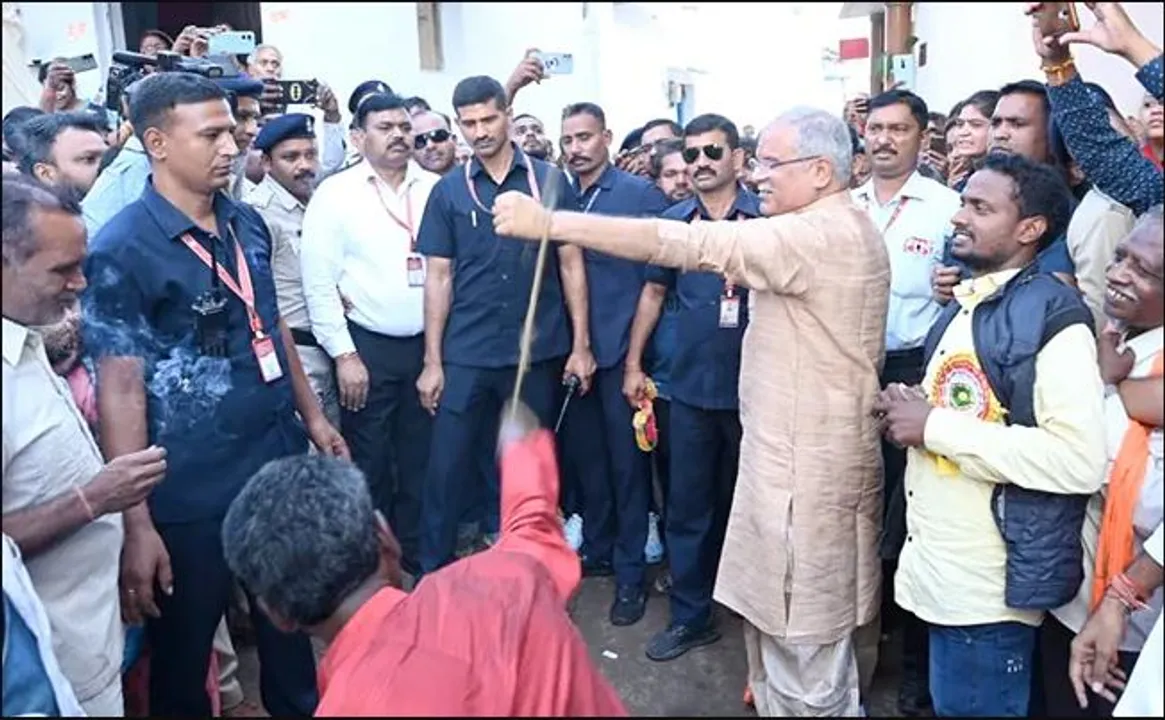  ନିର୍ବାଚନ ବେଳେ ଛତିଶଗଡ ମୁଖ୍ୟମନ୍ତ୍ରୀ ଖାଇଲେ ଚାବୁକ ମାଡ ! ଚାବୁକ ମାଡ ଖାଉଥିବାର ଭିଡିଓ ସେୟାର କଲେ ଭୂପେଶ ବାଘେଲ