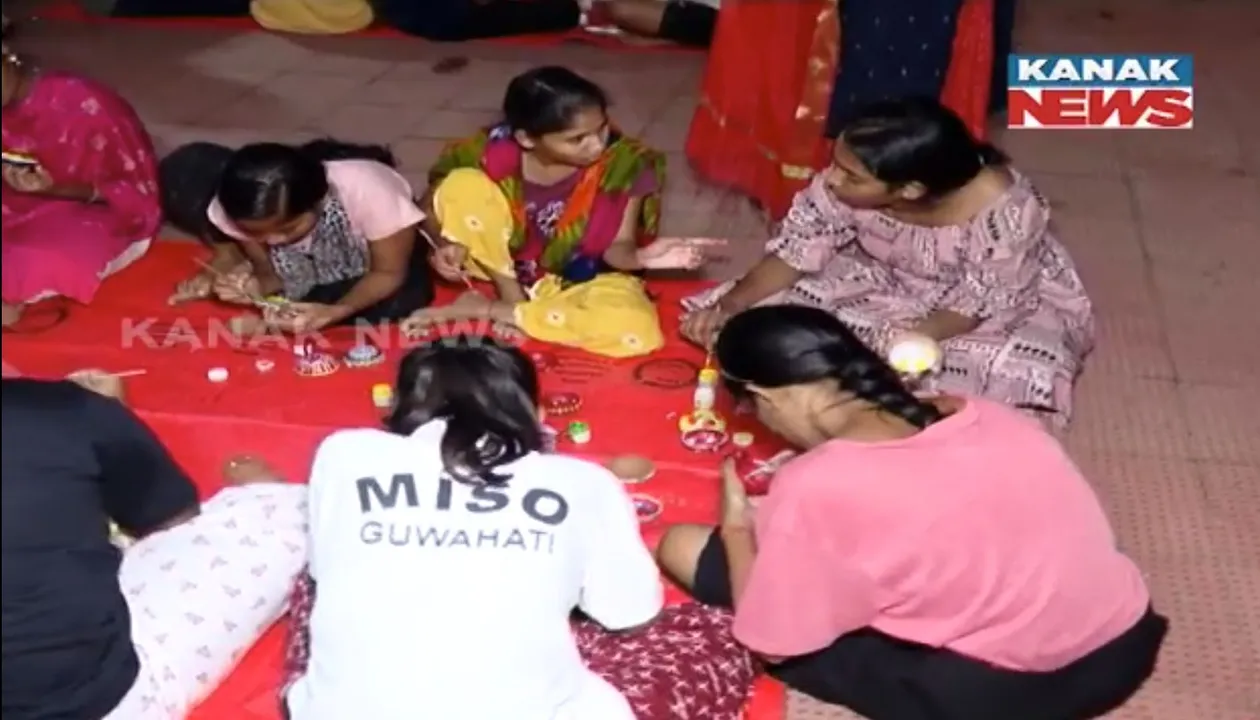  ୟୁଥ୍ ଫର ସେବା ସଂଗଠନ ପକ୍ଷରୁ ସୁନ୍ଦର ପଦକ୍ଷେପ, ମୁକ ବଧୀର ଛାତ୍ରଛାତ୍ରୀମାନଙ୍କ ଦ୍ୱାରା ପ୍ରସ୍ତୁତ କରାଯାଉଛି ମାଟି ଦୀପ