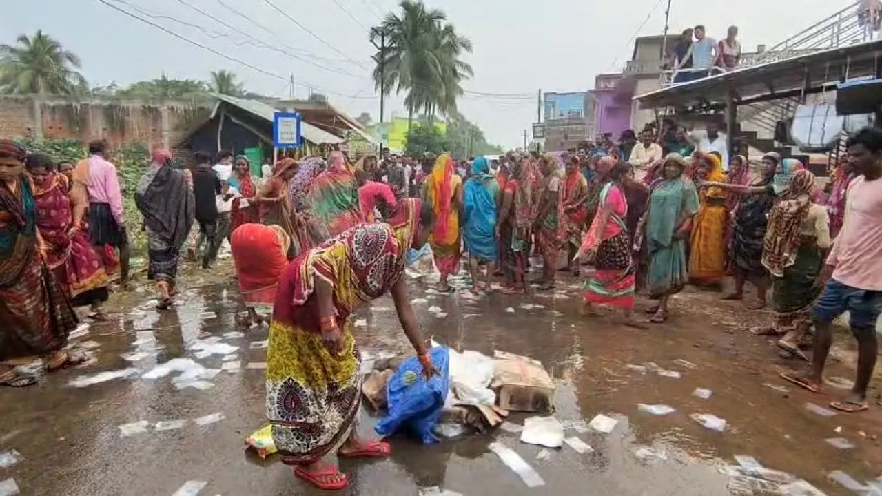  ମଦ ଭାଟି ବନ୍ଦ ଦାବିରେ ତାତିଲେ ମହିଳା । ଫାଣ୍ଡି ଆଗରେ ଶହ ଶହ ଲିଟର ଢାଳି କଲେ ପ୍ରତିବାଦ