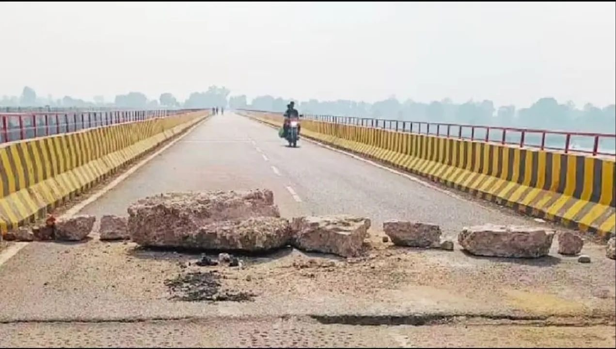  ଯୋଗୀଙ୍କ ସରକାରରେ ଇଏ କି ଚିତ୍ର । ଉଦଘାଟନର ୨୪ ଘଣ୍ଟା ମଧ୍ୟରେ ଫାଟିଗଲା ୬୬ କୋଟି ଟଙ୍କାର ପୋଲ
