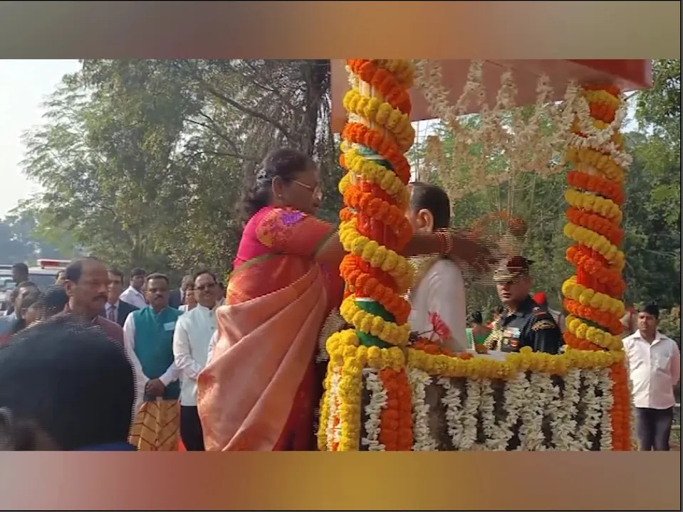  ରାଇରଙ୍ଗପୁରରେ ରାଷ୍ଟ୍ରପତି । ପାହାଡପୁରରେ ସ୍ୱର୍ଗତ ଶ୍ୟାମଚରଣ ମୁର୍ମୁଙ୍କ ପ୍ରତିମୂର୍ତିରେ ମାଲ୍ୟାର୍ପଣ କରି ଭାବବିହ୍ୱଳ ହେଲେ ରାଷ୍ଟ୍ରପତି