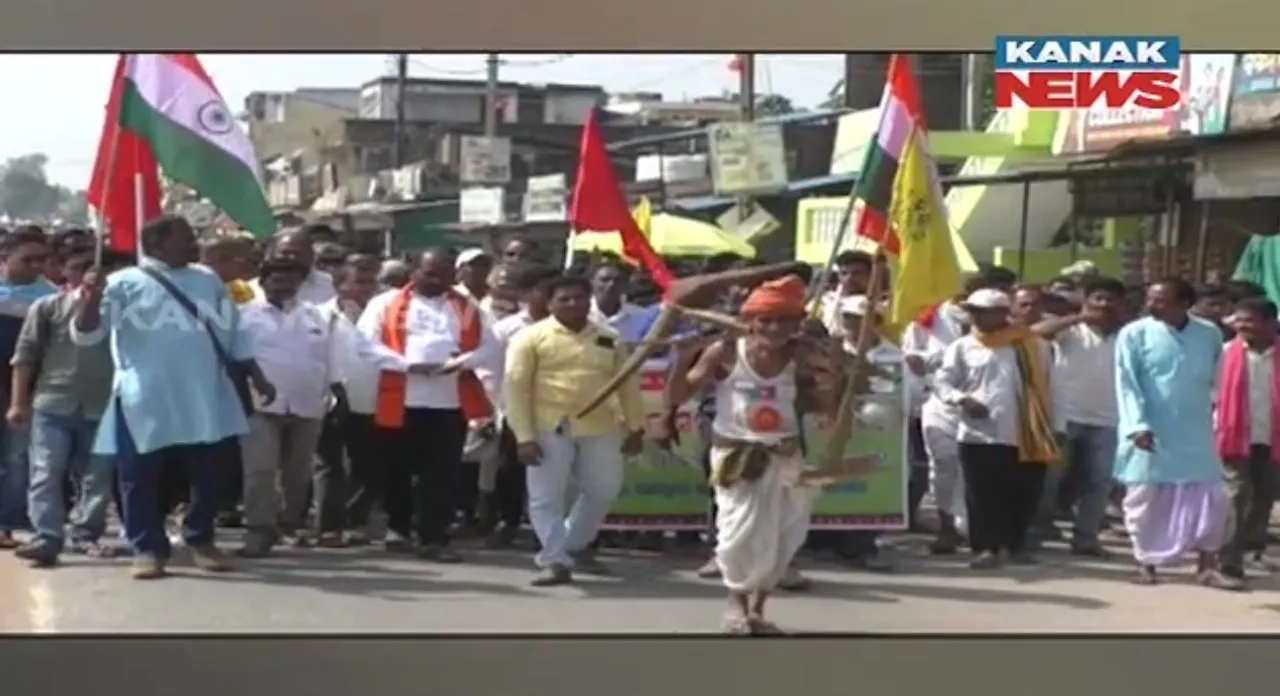  ପଦ୍ମପୁରରେ ତେଜିଲା ଚାଷୀ ଆନ୍ଦୋଳନ । ସରକାରଙ୍କ ବିରୋଧରେ ରାସ୍ତାକୁ ଓହ୍ଲାଇଲେ ୫ହଜାରରୁ ଅଧିକ ଚାଷୀ ।