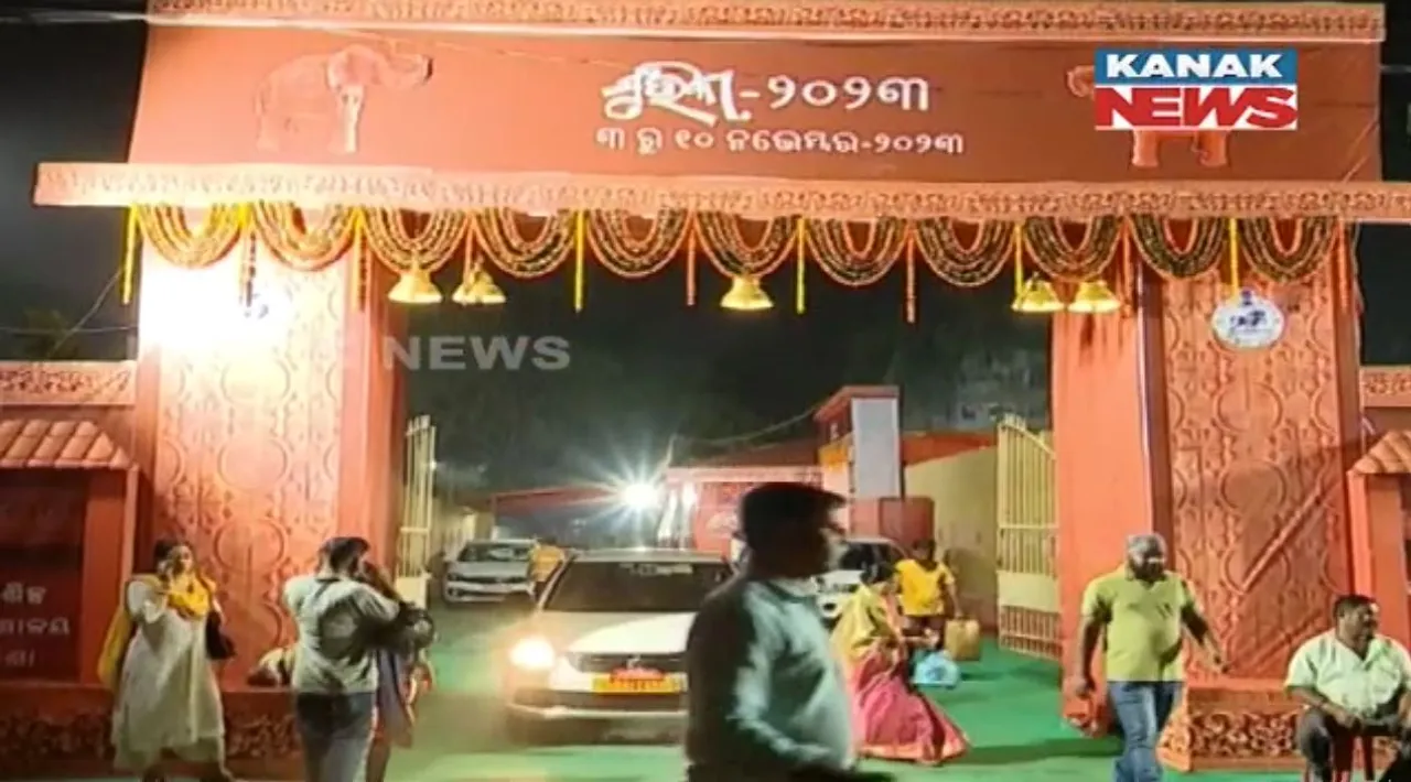  ଭୁବନେଶ୍ୱରରେ ଚାଲିଛି ମୃତ୍ତିକା ମହୋତ୍ସବ । ଟେରାକୋଟା ସାମଗ୍ରୀ କିଣିବାକୁ ଜମୁଛି ଲୋକଙ୍କ ଭିଡ । 