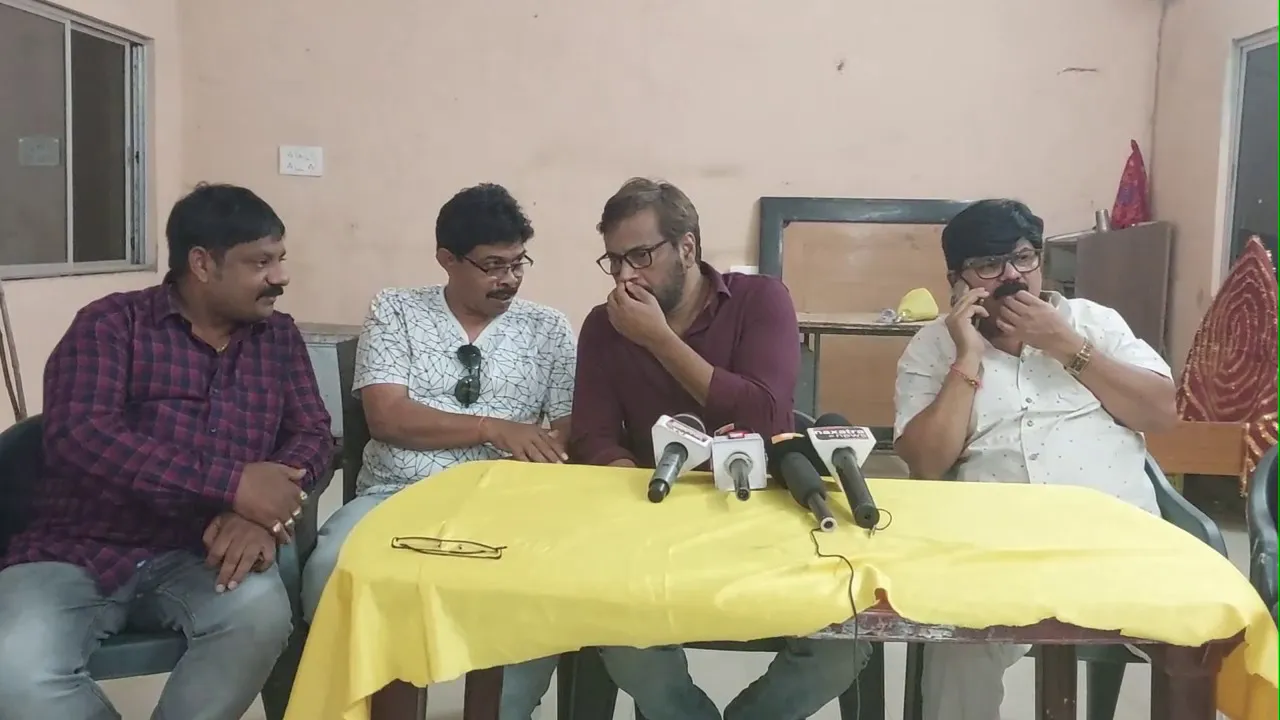  ପଶ୍ଚିମ ଓଡ଼ିଶା ପ୍ରଡ୍ୟୁସର ଆସୋସିଏସନର ଗୁରୁତ୍ୱପୂର୍ଣ୍ଣ ବୈଠକ । ସାମିଲ ହେଲେ ଅଭିନେତା ମନୋଜ ମିଶ୍ର ।
