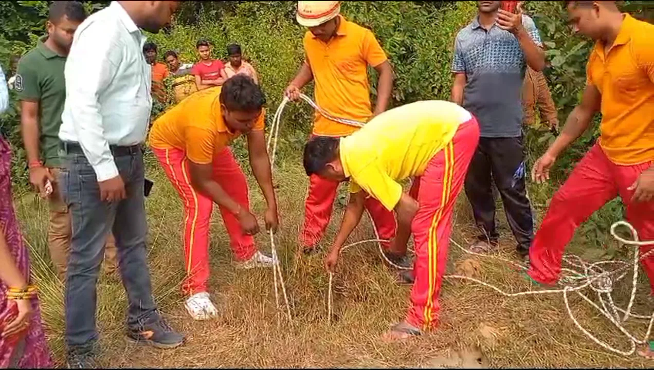  ବୋରୱେଲ ଭିତରକୁ ଖସିପଡିଲେ ବୃଦ୍ଧା, ୨୦ ଫୁଟ୍ ତଳେ ଜୀବନ ସହ କରୁଛନ୍ତି ସଂଘର୍ଷ ।