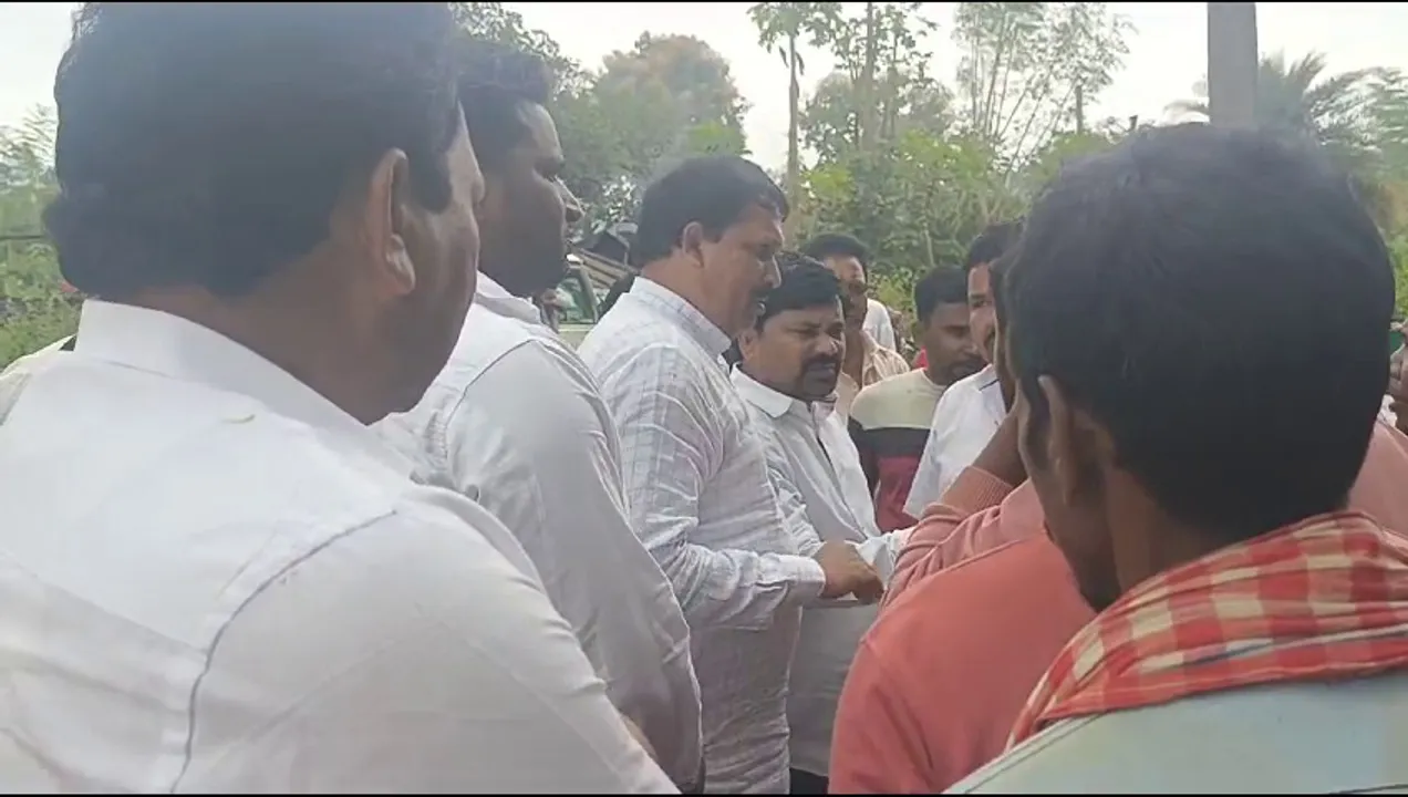  ହଟ୍ଟହଟ୍ଟା ହେଲେ ବିଜେଡି ବିଧାୟକ । ଜବାବ ମାଗିଲେ ଲୋକ, ପାର୍କ ଉଦଘାଟନ ନକରି ଫେରିଆସିଲେ ବିଧାୟକ ।