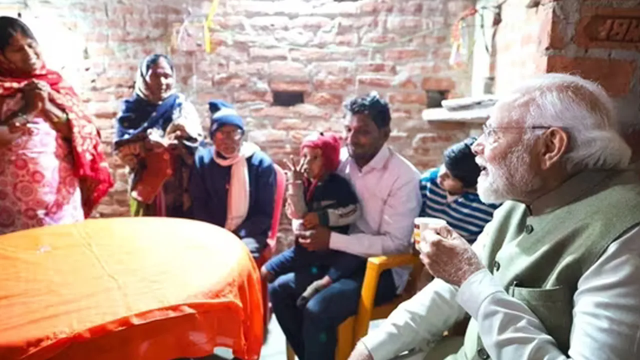  ଦଳିତ ପରିବାର ଗହଣରେ ପ୍ରଧାନମନ୍ତ୍ରୀ ମୋଦି । ଅଯୋଧ୍ୟା କଂଧରପୁର ଦଳିତ ବସ୍ତିରେ ପହଁଚି ହିତାଧିକାରୀଙ୍କ ଘରେ ପିଇଲେ ଚା’