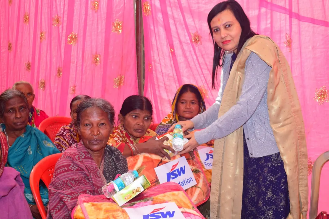  ଜେଏସଡବ୍ଲ୍ୟୁ ଫାଉଣ୍ଡେସନର ହୃଦୟସ୍ପର୍ଶୀ ପଦକ୍ଷେପ, ଘିଚାମୁରା ଗ୍ରାମ ପଞ୍ଚାୟତରେ ଶୀତବସ୍ତ୍ର ବଣ୍ଟନ