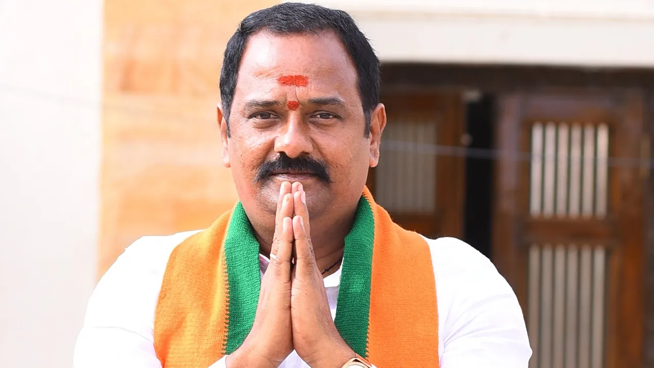  କଟପଲ୍ଲୀ ଭେଙ୍କଟ ରମଣ ରେଡ୍ଡୀ । ଏକାସଙ୍ଗରେ କେସିଆର ଓ ରେବନ୍ତଙ୍କୁ ଦେଲେ ମାତ୍, କାମାରେଡ୍ଡୀ ଆସନକୁ ଅକ୍ତିଆର କଲା ବିଜେପି ।