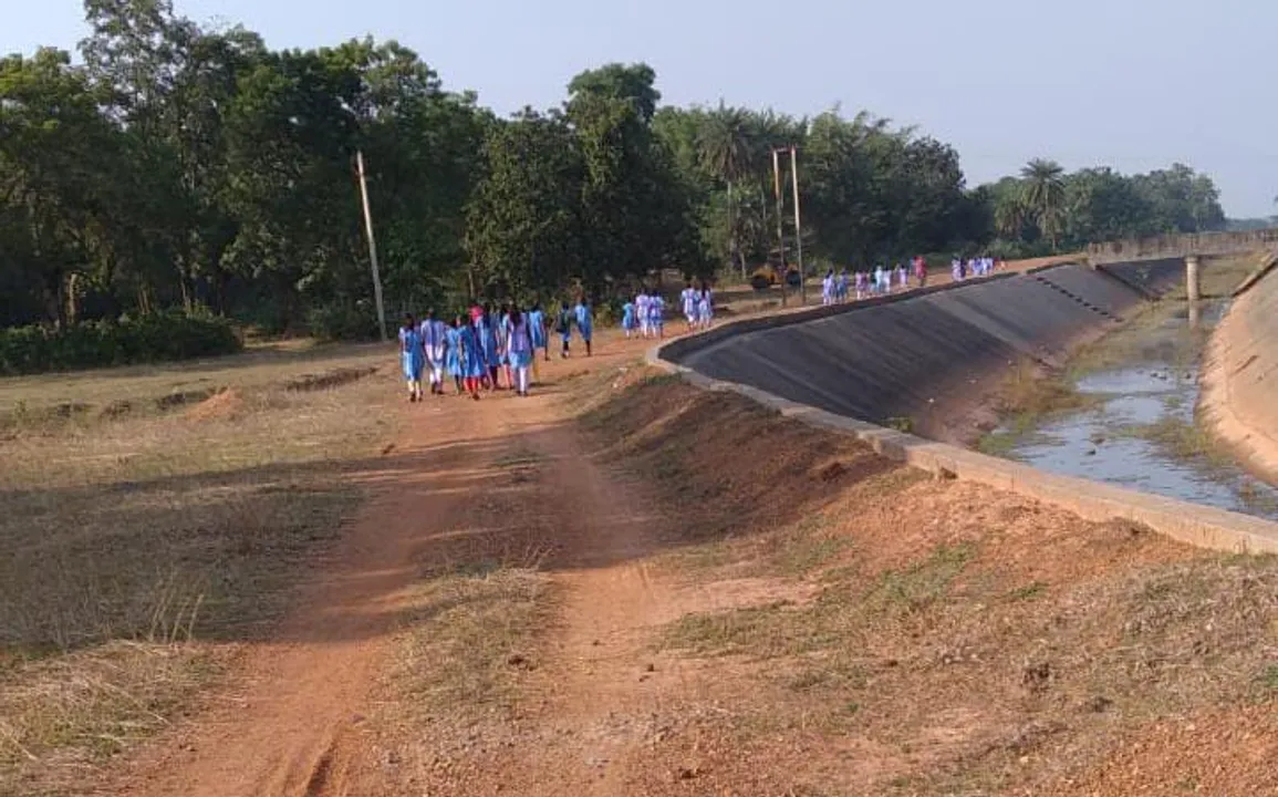  ପରୀକ୍ଷା ପାଇଁ ୬ କିଲୋମିଟର ବାଟ ଚାଲିଲେ ୯୦ ଛାତ୍ରୀ । ପ୍ରଧାନ ଶିକ୍ଷୟିତ୍ରୀ କହିଲେ, ଗାଡି ପାଇଁ ନାହିଁ ଟଙ୍କା