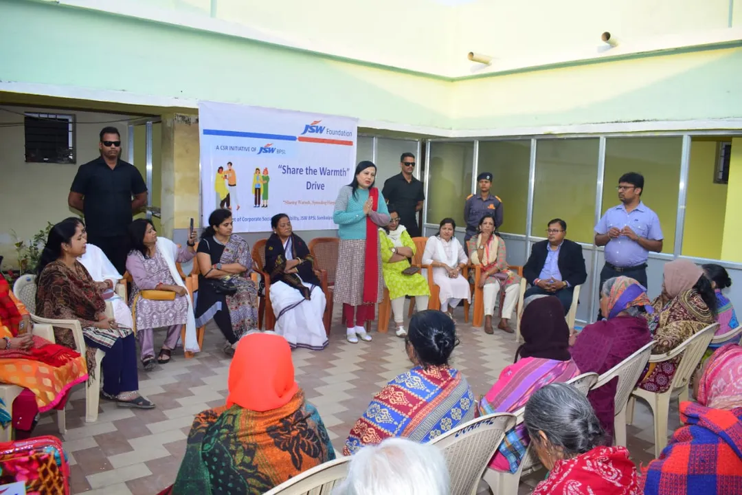  JSW ଫାଉଣ୍ଡେସନର ହୃଦୟସ୍ପର୍ଶୀ ପଦକ୍ଷେପ: ଦୁର୍ଗାପାଲି ସମ୍ବଲପୁରର ଦିନାମଣି ବ୍ରହ୍ମଶ୍ରମ ଠାରେ ‘ଉଷ୍ମ ବସ୍ତ୍ର ବଣ୍ଟନ'