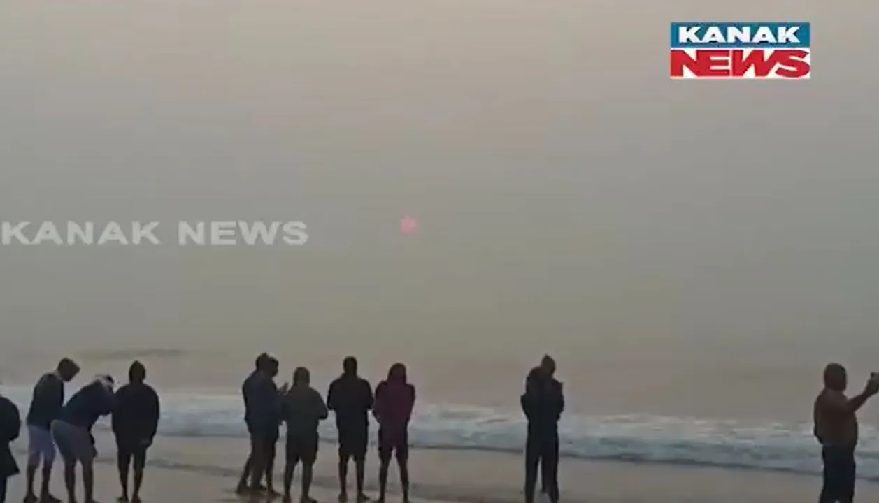  ବର୍ଷର ଶେଷ ସୂର୍ଯ୍ୟ ଉଦୟ ଦେଖିବାକୁ ସମୁଦ୍ର କୂଳରେ ପର୍ଯ୍ୟଟକଙ୍କ ଭିଡ଼ । ଆଜିଠୁ ଏସି ସେଡ ଦେଇ ମହାପ୍ରଭୁଙ୍କ ଦର୍ଶନ ପାଇଁ ଯିବେ ଶ୍ରଦ୍ଧାଳୁ ।
