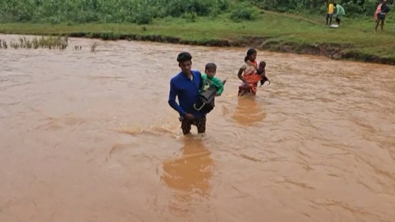  ଗାଁ ସମସ୍ୟା ନେଇ ବିକ୍ଷୋଭ । ଅଭିଯୋଗ ପରେ ବି ସମାଧାନ ନ ହେବାରୁ ଇଚ୍ଛାମୃତ୍ୟୁ ମାଗିଲେ କାହ୍ନୁଗୁଡା ଗାଁର ଲୋକ