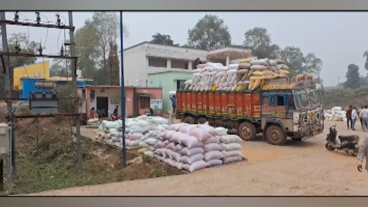  ସାଟେଲାଇଟ ସର୍ଭେ ପାଇଁ ଅଡୁଆରେ ଚାଷୀ । ଖଳାରେ ଗଦା ହୋଇ ପଡିଛି ଧାନ, ଟାର୍ଗେଟ ନଥିବାରୁ ହୋଇପାରୁନି ବିକ୍ରି
