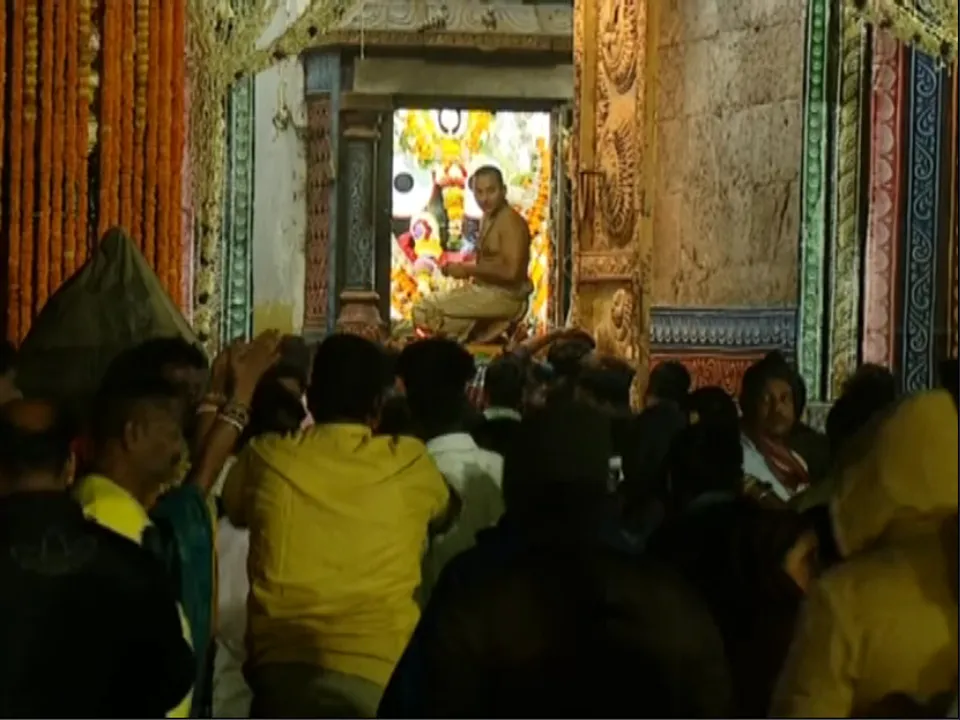  ନୂଆ ବର୍ଷରେ ପୁରୀରେ ଲକ୍ଷାଧିକ ଭକ୍ତଙ୍କ ଭିଡ । ନୂଆ ଏସି ସେଡ୍ ଦେଇ ମହାପ୍ରଭୁଙ୍କ ଦର୍ଶନ ପାଇଁ ଯାଉଛନ୍ତି ଭକ୍ତ
