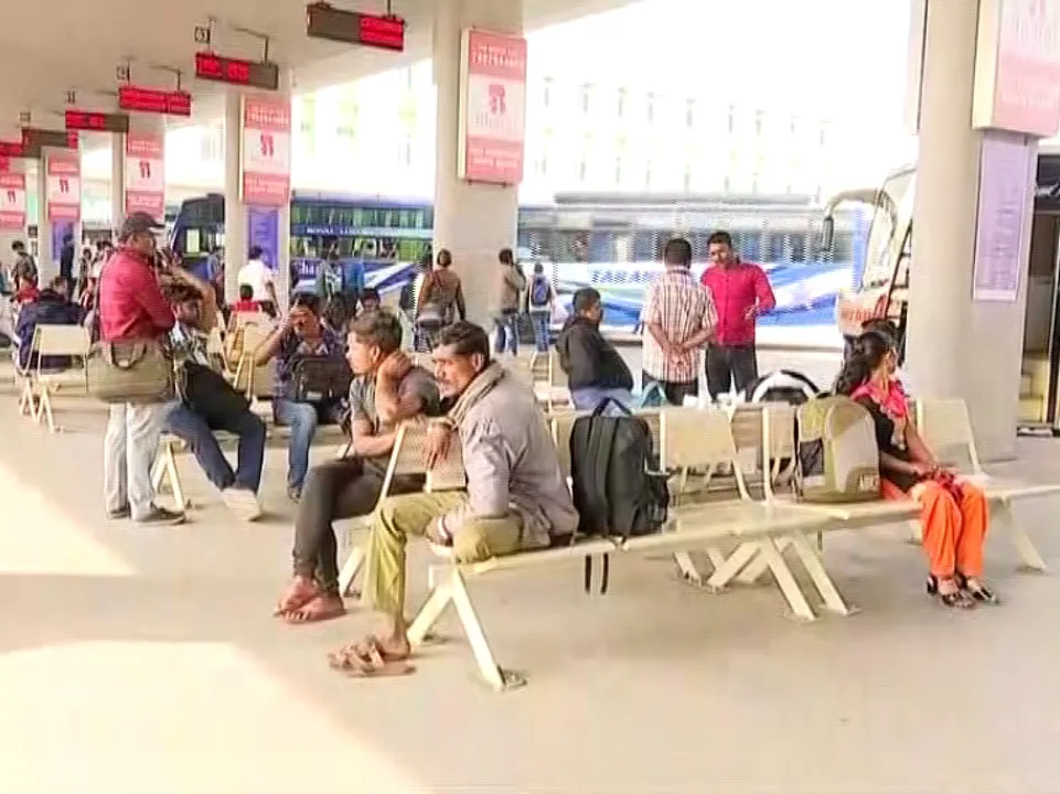  ତୀବ୍ର ହେଉଛି ଡ୍ରାଇଭରଙ୍କ ଆନ୍ଦୋଳନ । କଟକ ବସ ଟର୍ମିନାଲରେ ହନ୍ତସନ୍ତ ଯାତ୍ରୀ ।
