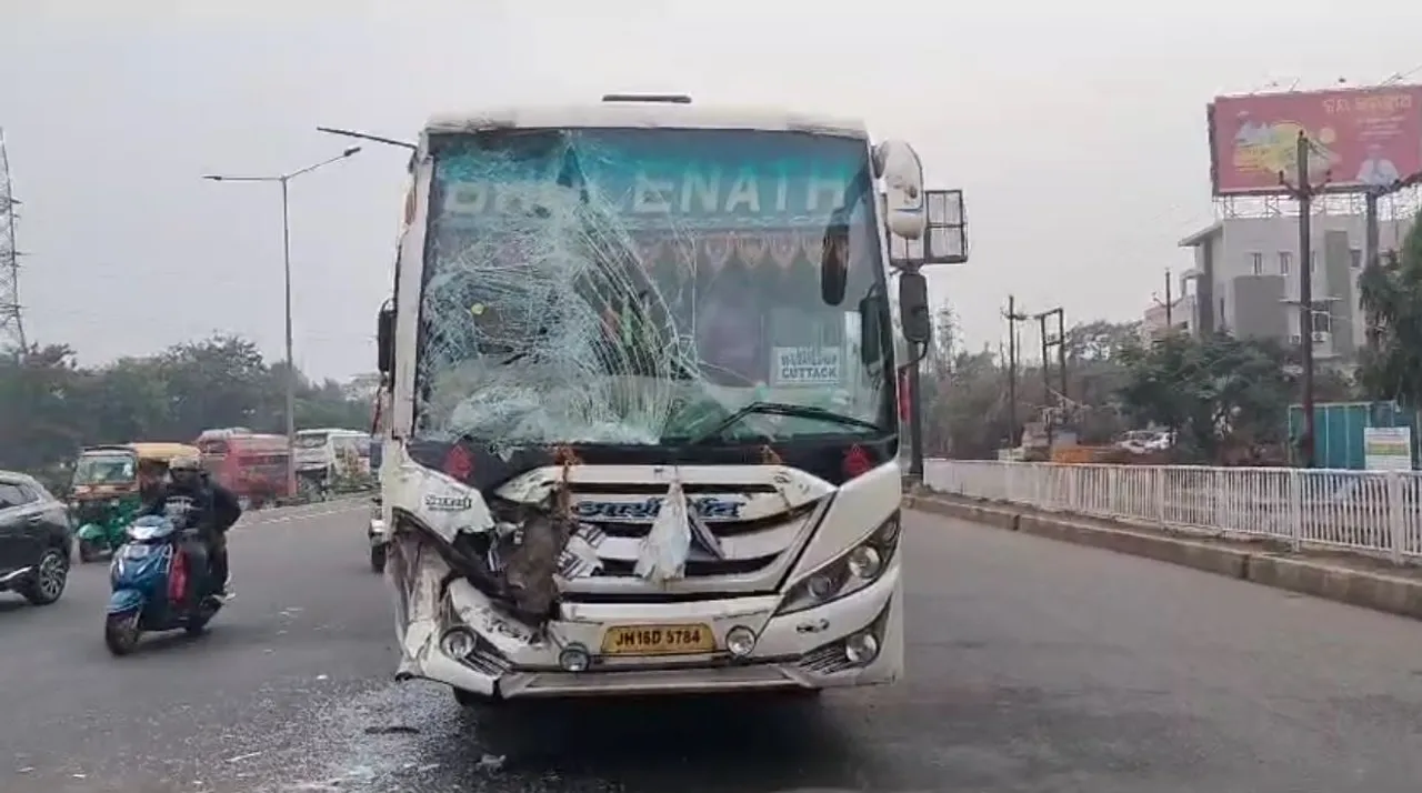  ବାଣୀବିହାର ଓଭର ବ୍ରିଜରେ ସରକାରୀ ବସକୁ ଧକ୍କା ଦେଲା ଘରୋଇ ବସ୍ । ୨ ବସ୍ ଡ୍ରାଇଭରଙ୍କ ସମେତ ଅନେକ ଯାତ୍ରୀ ଆହତ ।