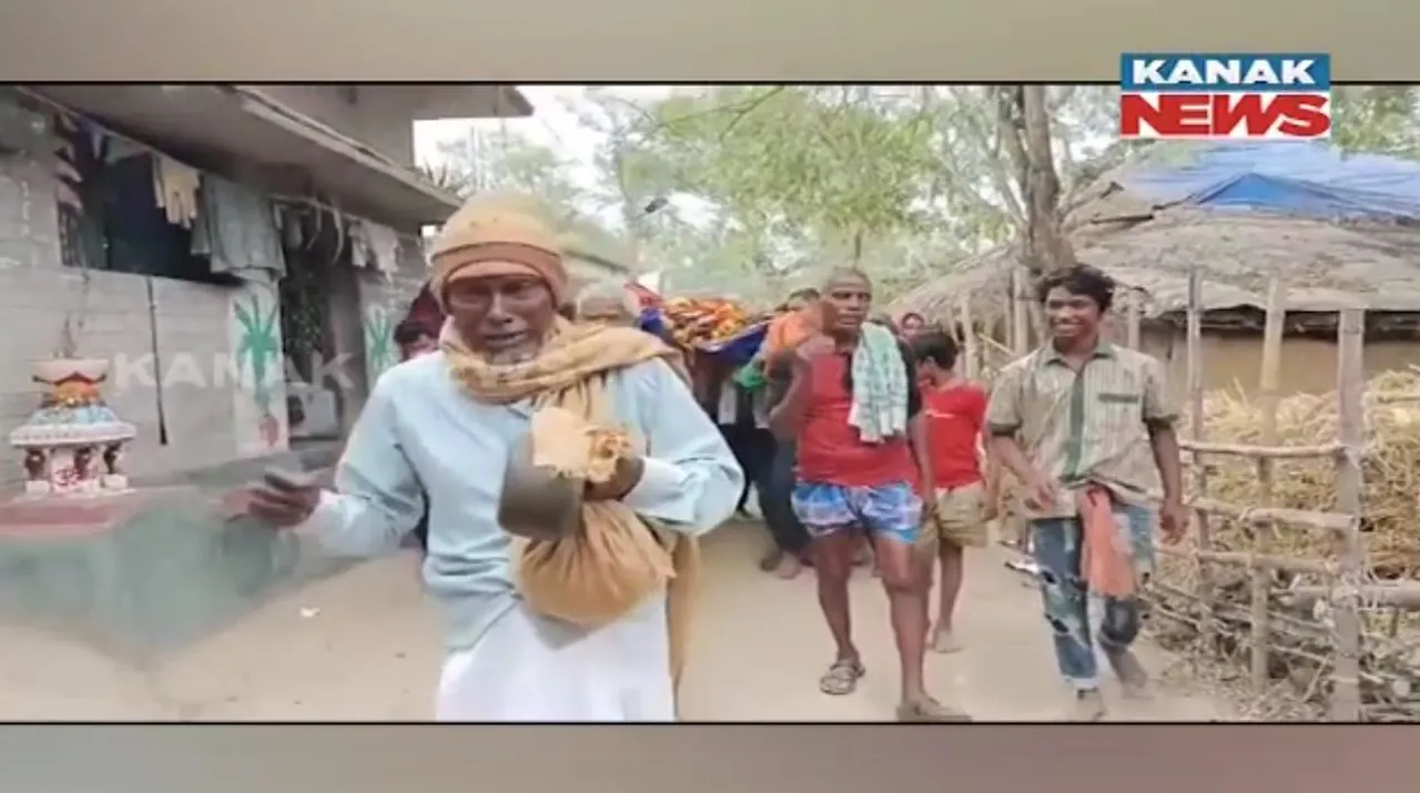  ଆଗ ପଛ ହୋଇ ଆରପାରିକୁ ଚାଲିଗଲେ ମା’ , ପୁଅ । ଗୋଟିଏ ଘରୁ ଆଗପଛ ହୋଇ ଉଠିଲା ଦୁଇଟି କୋକେଇ ।