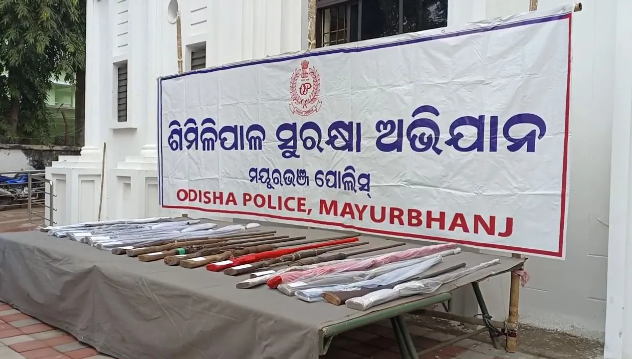  ଶିମିଳିପାଳରୁ ୨୩ ଦେଶୀ ବନ୍ଧୁକ ଜବତ । ବେଆଇନ୍ ବନ୍ଧୁକ କାରବାର ରୋକିବାକୁ ଆକ୍ସନ ମୋଡରେ ମୟୂରଭଞ୍ଜ ପୋଲିସ ।