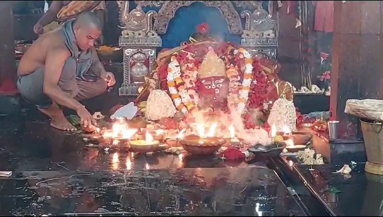  ଦିଅଁ ଦର୍ଶନରୁ ଆରମ୍ଭ ହେଲା ନୂଆ ବର୍ଷ । କେନ୍ଦ୍ରାପଡାର ବଳଦେବ ଜୀଉଙ୍କ ଦର୍ଶନ କରୁଛନ୍ତି ଶ୍ରଦ୍ଧାଳୁ । ସେପଟେ ବାଲେଶ୍ୱରର ସିଦ୍ଧି ବିନାୟକ ମନ୍ଦିର ଓ ଚନ୍ଦନେଶ୍ୱରଙ୍କ ପୀଠରେ ସକାଳ ୬ଟାରୁ ଲାଗିଛି ଦର୍ଶନ