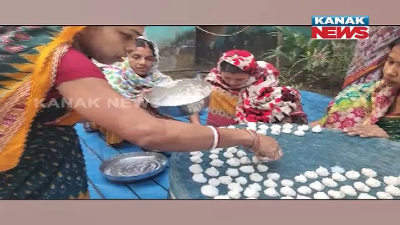  ବିରି ବଡ଼ିରୁ ଭଲ ରୋଜଗାର । ବିନା ତାଲିମରେ ଗାଁ ମହିଳା ମାନେ ପ୍ରସ୍ତୁତ କରୁଛନ୍ତି ସ୍ୱାଦିଷ୍ଟ ବଡ଼ି