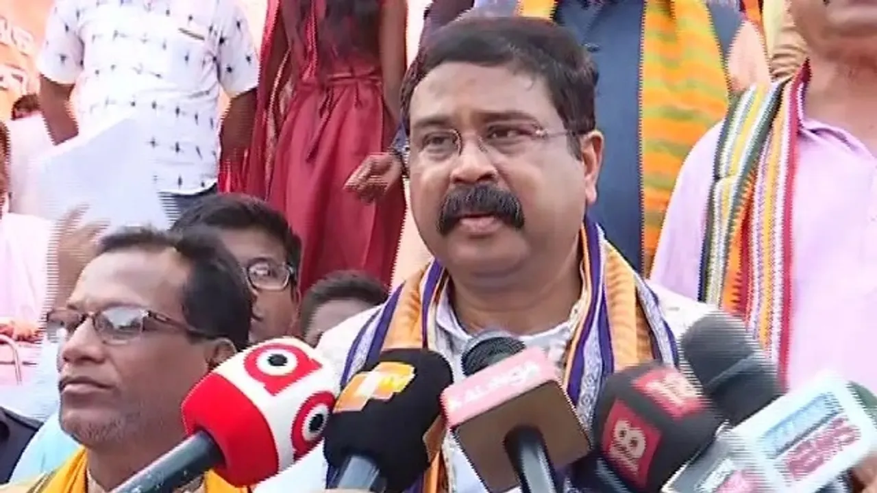  ସମ୍ବଲପୁରରେ କେନ୍ଦ୍ରମନ୍ତ୍ରୀ ଧର୍ମେନ୍ଦ୍ର ପ୍ରଧାନ । ଆସ୍ଥା ସ୍ୱତନ୍ତ୍ର ଟ୍ରେନର କଲେ ଶୁଭାରମ୍ଭ