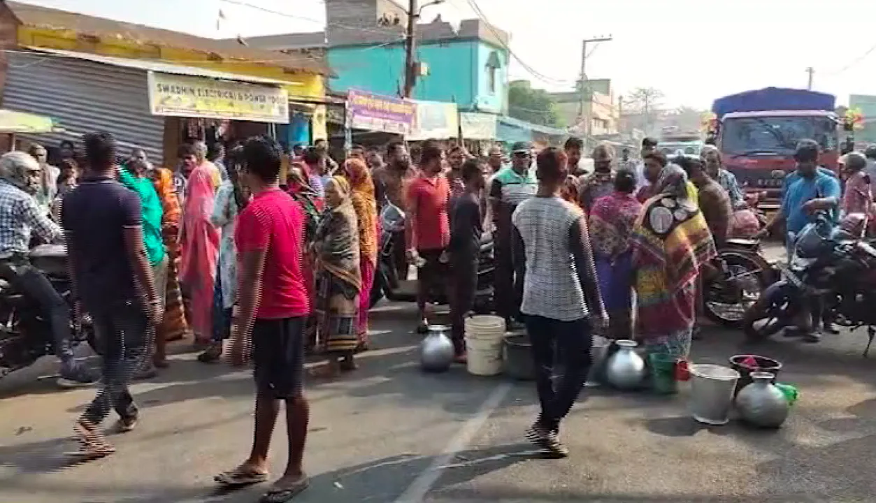  ଖରା ବଢିଲା, ଗ୍ରାମାଞ୍ଚଳରେ ଜଳ ଯନ୍ତ୍ରଣା ବଢିଲା । ଗରା, ବାଲଟି ଧରି ରାଜରାସ୍ତାରେ ଲୋକ ।