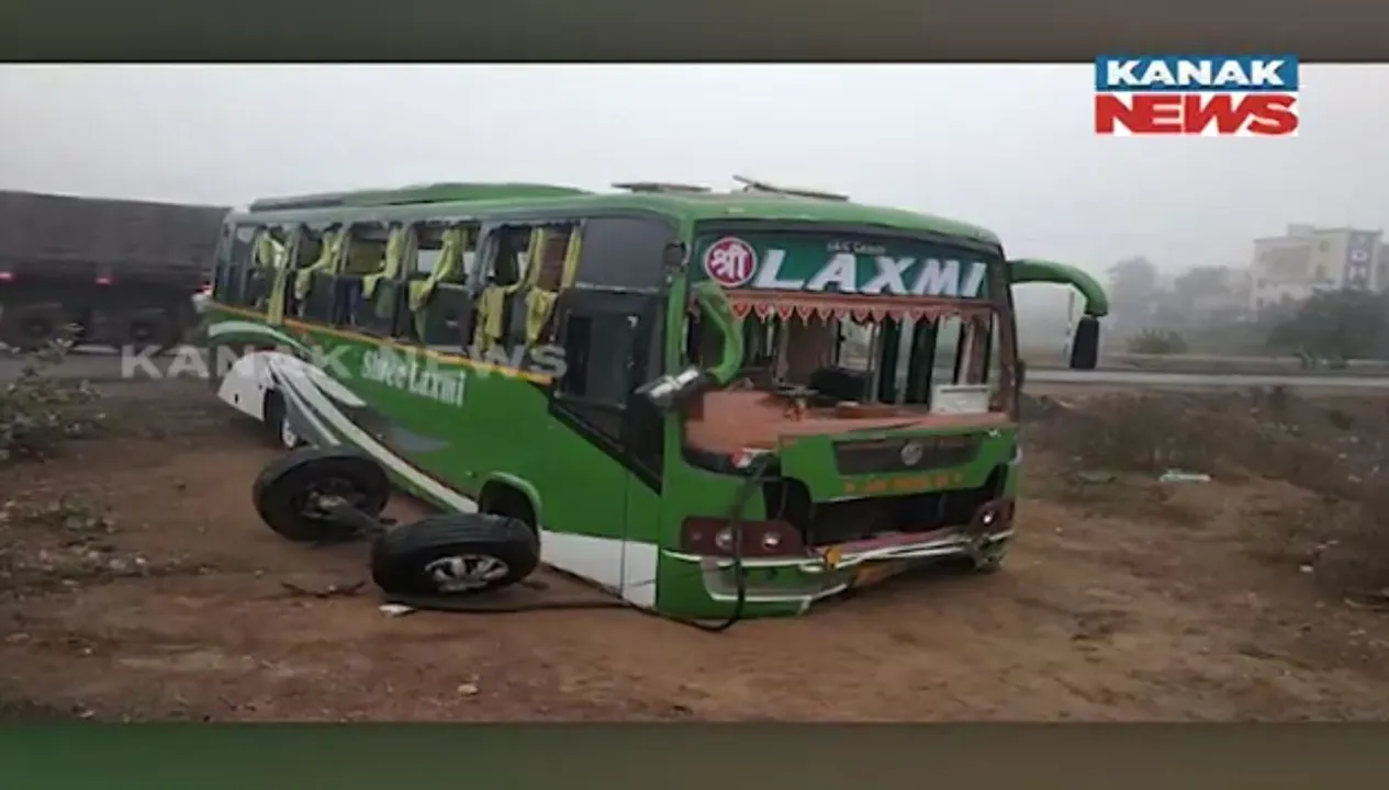  କୁହୁଡି ହେଲା କାଳ: ସକାଳୁ ଏକାଧିକ ଦୁର୍ଘଟଣା । ଆଠଗଡରେ ଡିଭାଇଡରକୁ ପିଟିଲା ବସ୍ । ୨୦ ଯାତ୍ରୀ ଆହତ ଏସସିବିରେ ଭର୍ତ୍ତି । ଚୌଦ୍ୱାରରେ କୁହୁଡି ପାଇଁ ଓଲଟିଲା ବସ୍ ।