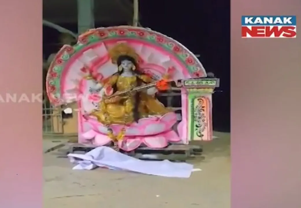  ମଦ ନିଶାରେ ଠାକୁରାଣୀଙ୍କୁ ଅଧା ବାଟରେ ଛାଡି ଚାଲିଗଲେ । ଭୋଜିଭାତ ଓ ମଦ ନିଶାରେ ପଛରେ ପଡିଲା ଠାକୁର ଭକ୍ତି । ଚାନ୍ଦବାଲିର ଘଟଣା ।
