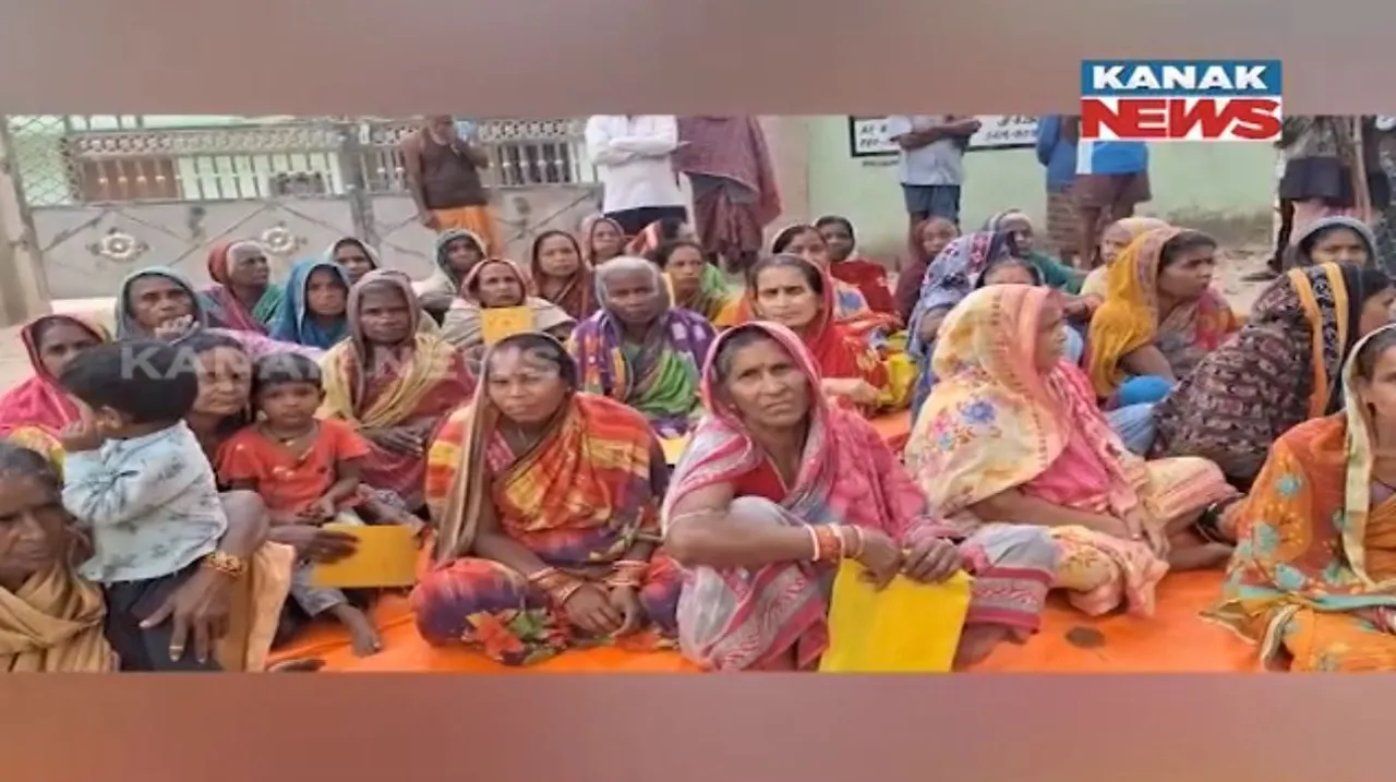  ହିତାଧିକାରୀଙ୍କୁ ମିଳୁନି ପିଡିଏସ୍ ଚାଉଳ । ପଞ୍ଚାୟତ କାର୍ଯ୍ୟାଳୟ ଆଗରେ ଧାରଣା ଦେଲେ ୫ଟି ଗାଁର ଲୋକ ।