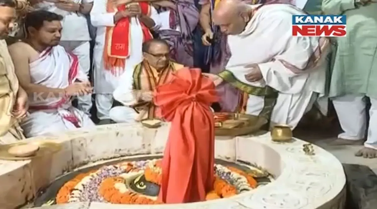  ମା’ କଟକଚଣ୍ଡୀଙ୍କ ପୀଠରେ ବରିଷ୍ଠ ବିଜେପି ନେତା ଶିବରାଜ ସିଂ ଚୌହାନ । ପରେ ମା’ ଶାରଳାଙ୍କ ପୀଠରେ କଲେ ପୂଜାର୍ଚ୍ଚନା ।