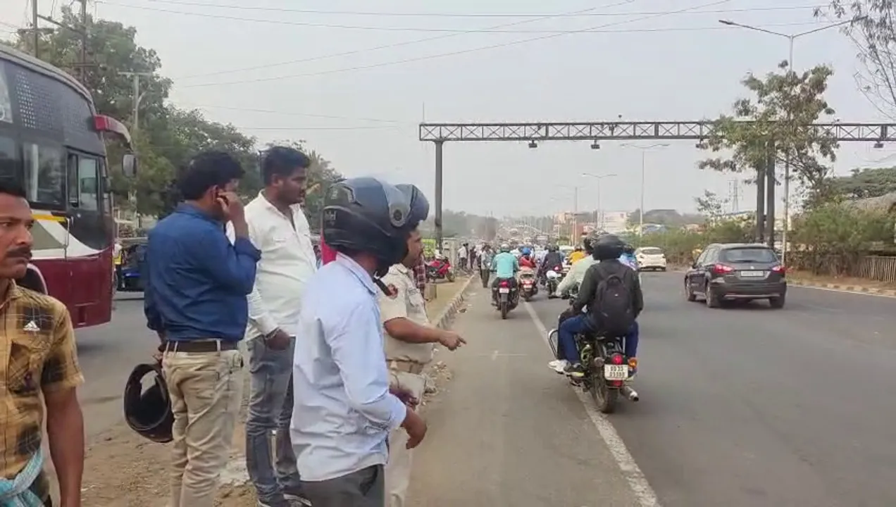  ଭୁବନେଶ୍ୱର ଖଣ୍ଡଗିରିରେ ମର୍ମନ୍ତୁଦ ସଡକ ଦୁର୍ଘଟଣା । ଝିଅ ଉପରେ ଚଢିଗଲା ବସ୍ ।