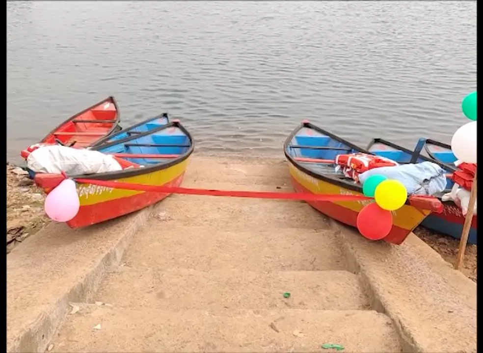  ଭଙ୍ଗା ଡଙ୍ଗା ନୁହେଁ, ଫାଇବର ଡଙ୍ଗାରେ ମାଛ ଧରିବେ ମତ୍ସ୍ୟଜୀବୀ । ମାଛ ଧରିବା ପାଇଁ ଡଙ୍ଗା ଯୋଗାଇ ଦେଲା ଜିଲ୍ଲା ପ୍ରଶାସନ ।