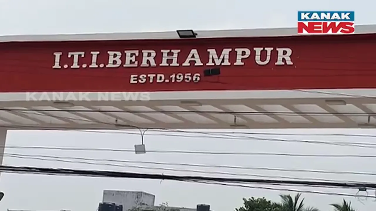  ନିଯୁକ୍ତିର ବାଟ ଦେଖାଉଛି ବ୍ରହ୍ମପୁର ଆଇଟିଆଇ । ଛାତ୍ରଛାତ୍ରୀଙ୍କ କୁଶଳୀ କଳାକୃତି ଦେଖି ଚାକିରି ଦେବାକୁ ଆସୁଛନ୍ତି ବିଦେଶୀ କମ୍ପାନୀ । 