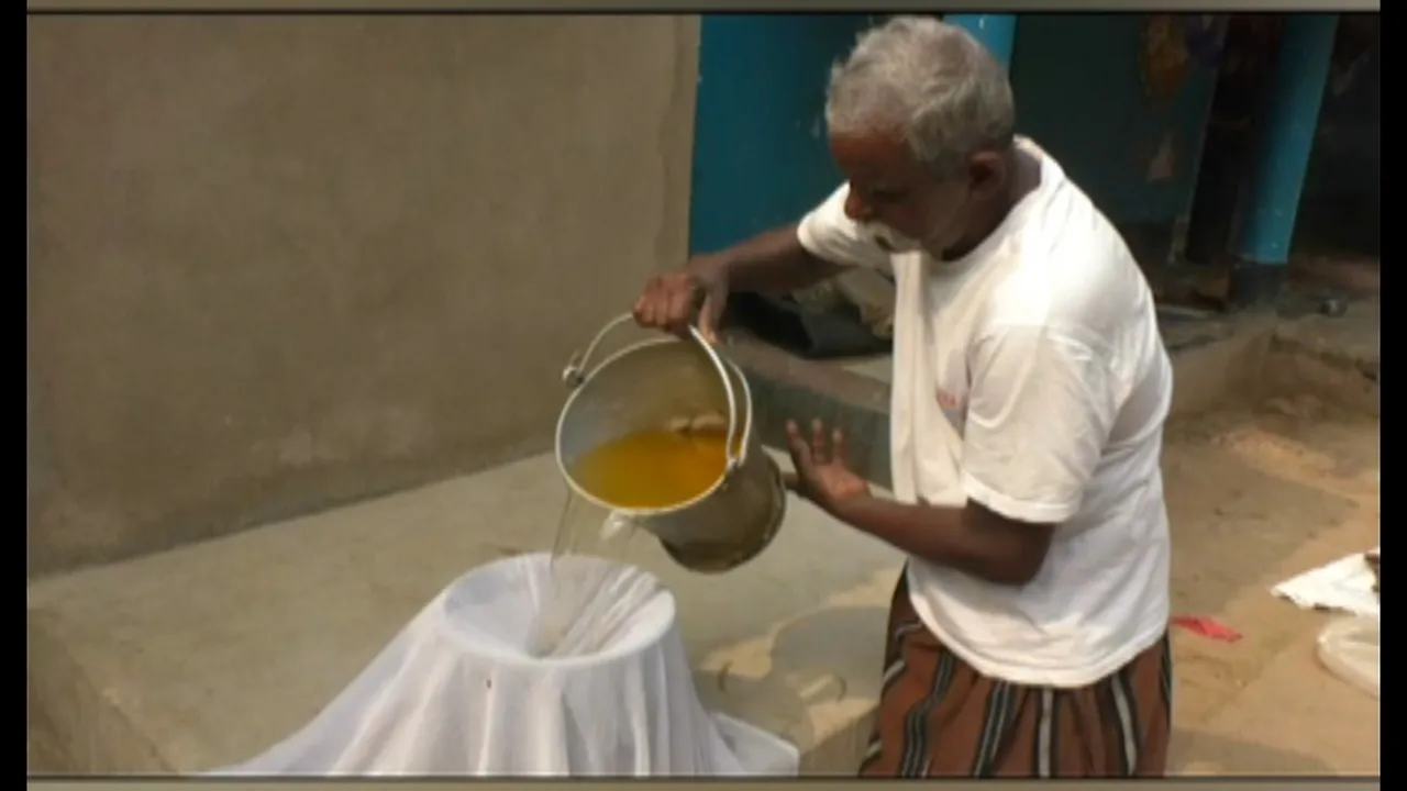  ନଳକୂପରୁ ବାହାରୁଛି ଆଇରନଯୁକ୍ତ ହଳଦିଆ ରଙ୍ଗର ପାଣି । ପାଣି ପାଇଁ ଗହିର ମଝିରେ ଥିବା ନଳକୂପକୁ ଯାଉଛନ୍ତି ଗାଁର ମହିଳା