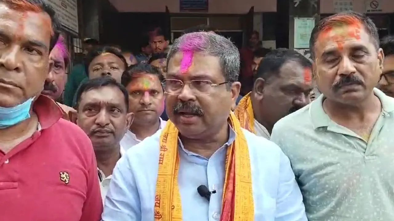  ସମ୍ବଲପୁରରେ ନେତା ଓ କର୍ମୀଙ୍କ ସହ ହୋଲି ଖେଳିଲେ କେନ୍ଦ୍ରମନ୍ତ୍ରୀ ଧର୍ମେନ୍ଦ୍ର ପ୍ରଧାନ । ଶଙ୍ଖ ଭବନରେ ବିଜେଡି ନେତାଙ୍କ ହୋଲି ପାଳନ